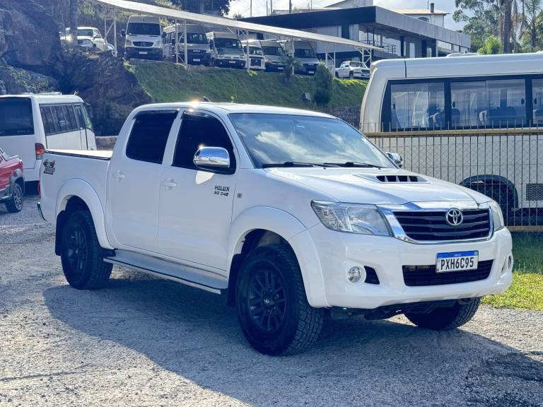 TOYOTA - HILUX - 2015/2015 - Branca - R$ 120.000,00