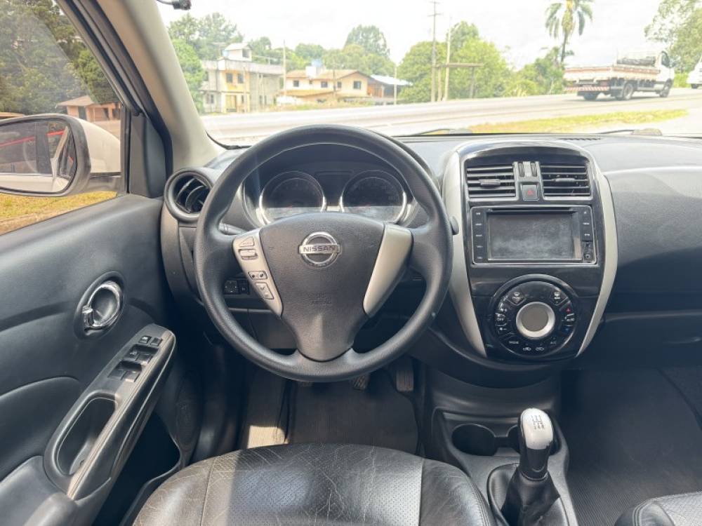 NISSAN - VERSA - 2016/2016 - Branca - R$ 49.900,00