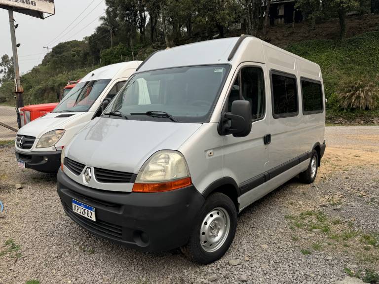 RENAULT - MASTER - 2010/2011 - Prata - R$ 95.000,00