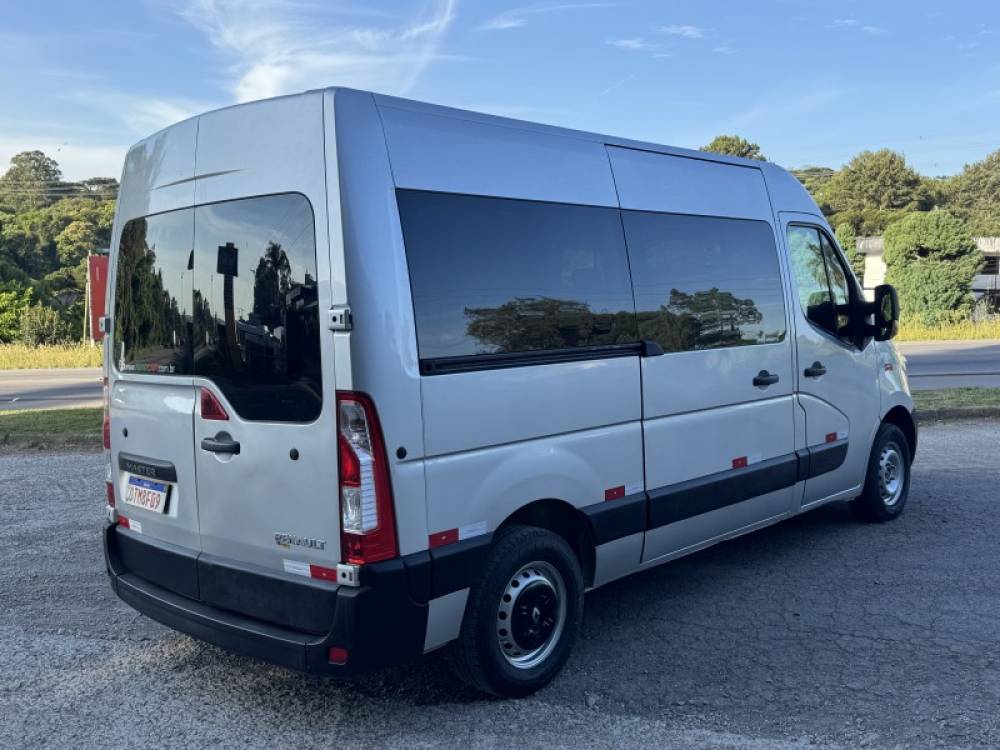 RENAULT - MASTER - 2013/2014 - Prata - R$ 135.000,00
